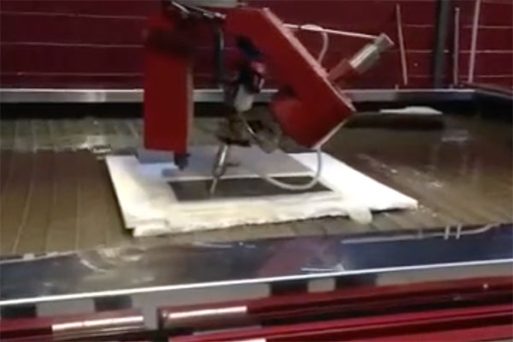 Taglio di un pezzo di alluminio a nido d'ape da 40 mm con Waterjet