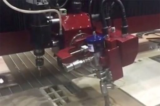 Waterjet USA: Suprema con Edge5 taglia una lastra di alluminio da 3/4 di spessore